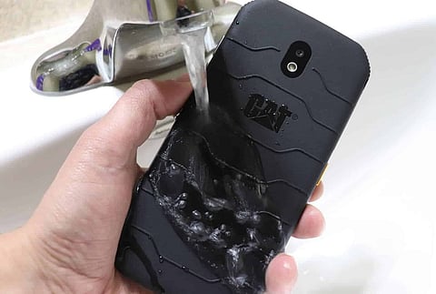 اغسله بالماء والصابون.. شاهد أول جوال ذكي مضاد للميكروبات في العالم