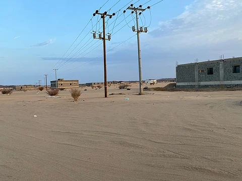 لديه صك وتراخيص.. شاهد أعمدة ضغط تعيق بناء منزل مواطن بيدمة