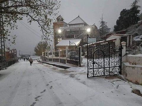 مشهد لم يتكرر منذ 3 عقود.. الثلوج تكسو مدن الجزائر و"البساط" للتباهي