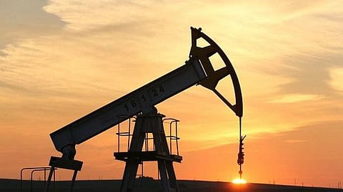 أسعار النفط تستمر في التراجع وسط مخاوف من تباطؤ نمو الطلب العالمي