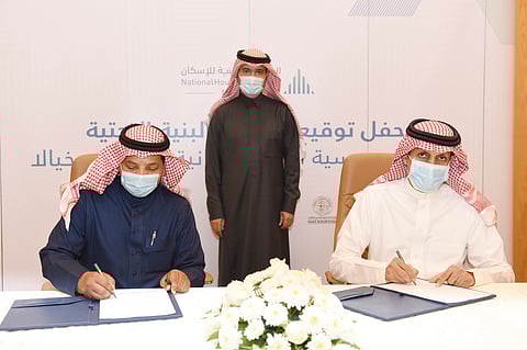"الوطنية للإسكان" تُوقع 4 عقود لتطوير البنية التحتية لمشروعين بالرياض وجدة