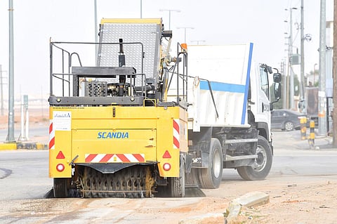 حفر الباطن .. تواصل تنظيف الطرق ومعالجة المواقع المتضررة من جرّاء الأمطار والسيول