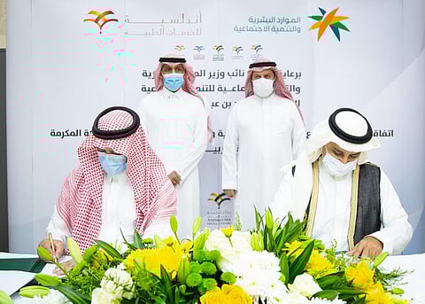 "الغانمي" يدشّن معرض الأسر الممكنة ويشهد توقيع اتفاقيتي تعاون بجدة