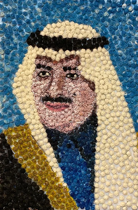 شاهد .. فنانة سعودية تبدع في رسم "فهد بن سلطان" على لوحة من الورد