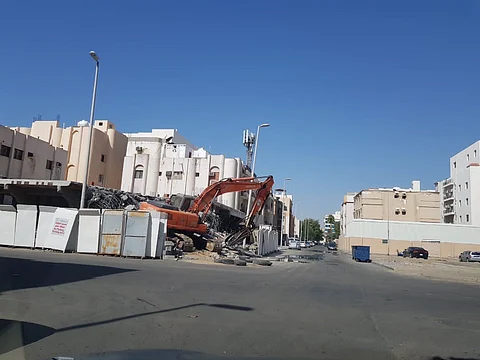 "بلدية جدة" الجديدة تُلزم مواطن بإزالة مبنى مخالف للاشتراطات بحي الروضة
