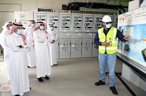 شاهد.. رئيس الهيئة الملكية يتفقد عددًا من المشاريع الاستثمارية والتنموية بينبع الصناعية