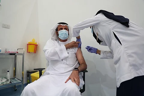 شاهد.. "الربيعة" يتلقى جرعة "لقاح كورونا" وفيديو يرصد حقن أول مواطن باللقاح