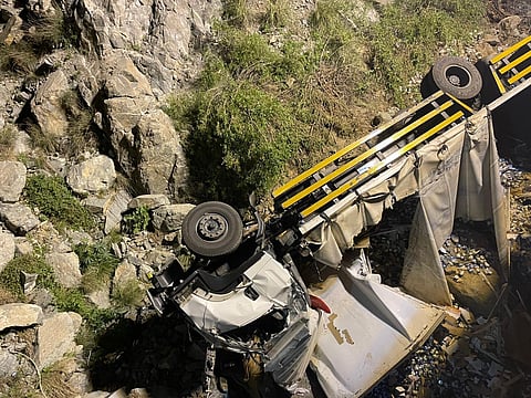 انقلاب شاحنة بعقبة الباحة يصرع شاباً.. والجهات الأمنية باشرت الموقع