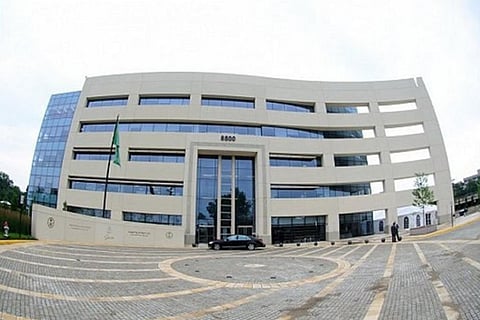 الملحقية في أمريكا لمَن لديهم رحلات من المبتعثين: أبقوا في أماكنكم حتى رفع التعليق