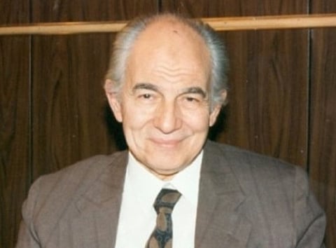 قصة وفاء.. ممثل مصري "يكلم زوجته المتوفاة" ويزور قبرها كل خميس