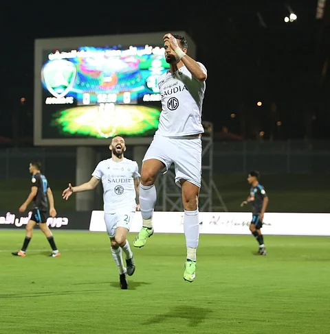 الأهلي يتغلب على الفتح.. و" السومة " هدافاً تاريخياً لدوري المحترفين