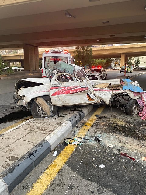 شاهد.. تفاصيل كاشفة لسقوط مركبة من جسر الملك خالد بمكة وإصابة قائدها