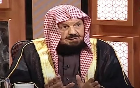 "المنيع": الأصل في لباس المرأة الستر.. ولا يمكن تحريم العباءة بسبب لونها