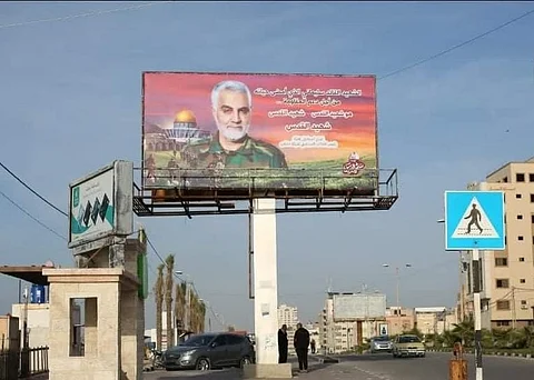 شاهد.. صورة قاسم سليماني على لوحة كبيرة تفاجئ سكان قطاع غزة وسط انتقادات شعبية