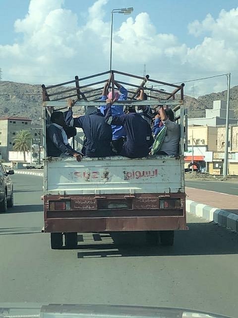 أمانة جدة عن صورة جلوس عمال نظافة العرضيات: تصرف فردي