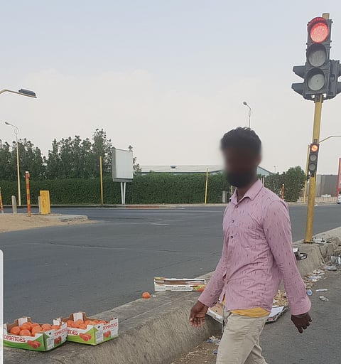 "طماطم" للبيع عند إشارات المرور بجدة.. فمن المسؤول؟