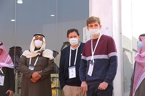 السفير البريطاني: السيَّاح الإنجليز قادمون.. وناقة "توماس" مقبولة