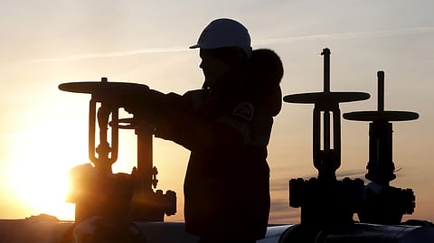 أسعار النفط تتراجع مع احتمالات بيع الخام الفنزويلي.. وبرنت يستقر عند 61.99 دولارًا