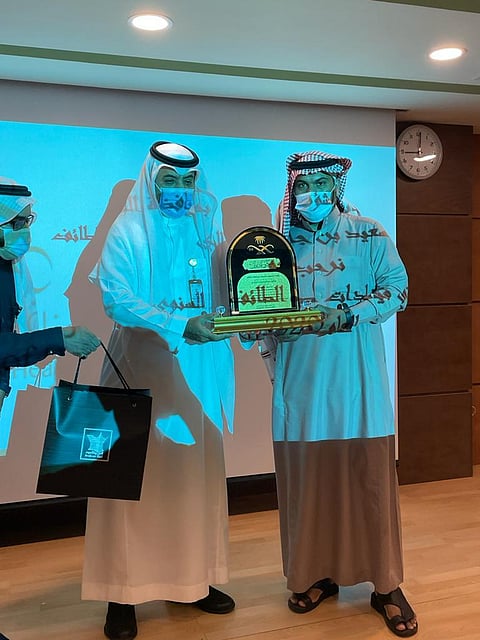 "القحطاني" يُكرّم ذوي المتوفين بـ"كورونا"من "صحة الطائف"