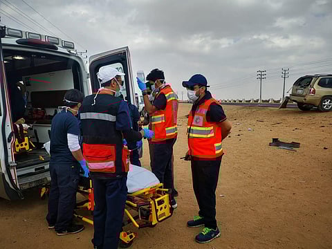 بـ7 فرق إسعافية.. الهلال الأحمر يباشر حادثاً على طريق "عشيرة الطائف"