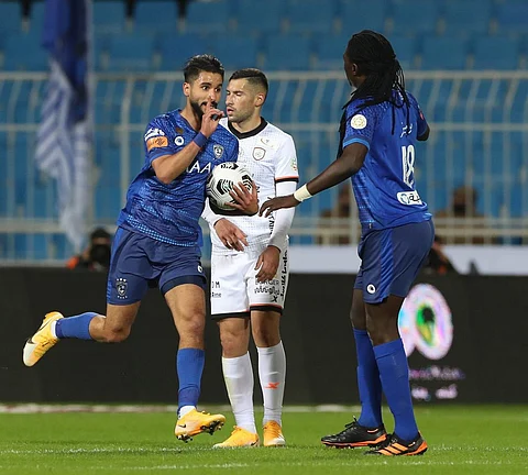 "الشهري" يواصل الإنقاذ.. التعادل الإيجابي يخيم على لقاء الهلال والشباب