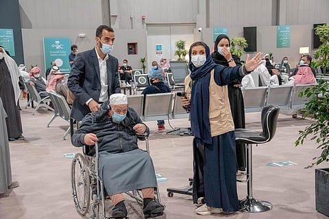 "سبق" تتجول في "لقاحات الشرقية" وترصد 240 ممارسًا صحيًا يُنجزون بهدوء وطمأنينة