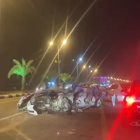 شاهد .. وفاة شاب بعد ارتطام سيارته بمركبة شركة متعاقدة مع بلدية القوز