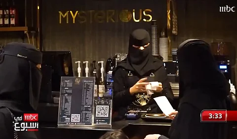 شغف "ريماس" وأخواتها بالقهوة والحلويات يدفعهن للنجاح في إدارة وتشغيل مقهى بوسط تبوك