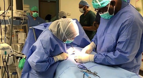 جراحة ناجحة تعالج انسداداً معوياً لطفل عمره يومان بـ"ولادة مكة"