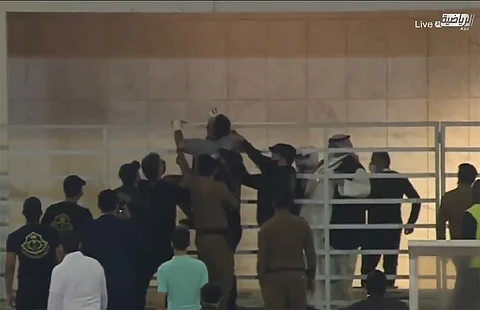 بالفيديو .. "العويس" يحاول اقتحام منصة الجهاز الإداري للقادسية