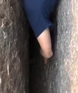 شاهد.. رجال الدفاع المدني بحائل ينقذون شابًّا علق في جبل