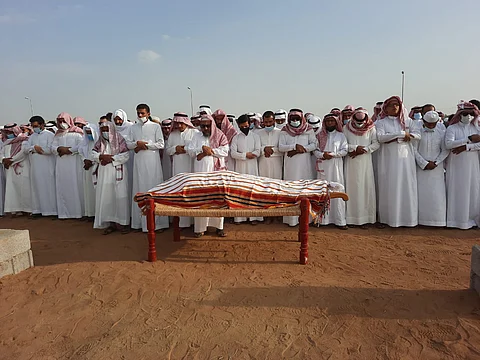 الجموع تواري جثمان رئيس نادي جازان الأدبي السابق.. وأمير جازان في مقدمة المعزين