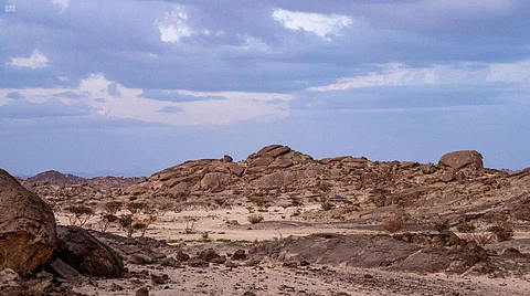 "جبل القمر" في جدة.. تحفة طبيعية في "شتاء السعودية"