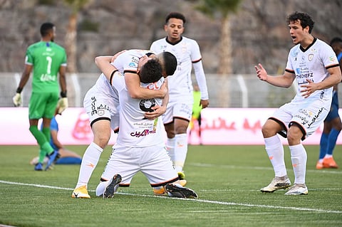 "الشباب" يزاحم "الهلال" على القمة مؤقتاً ويزيد جراح "العين"