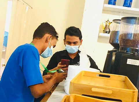 مستشفى "صامطة العام" و"الصحي الجنوبي" ينفذان حملة للتعريف بلقاح كورونا