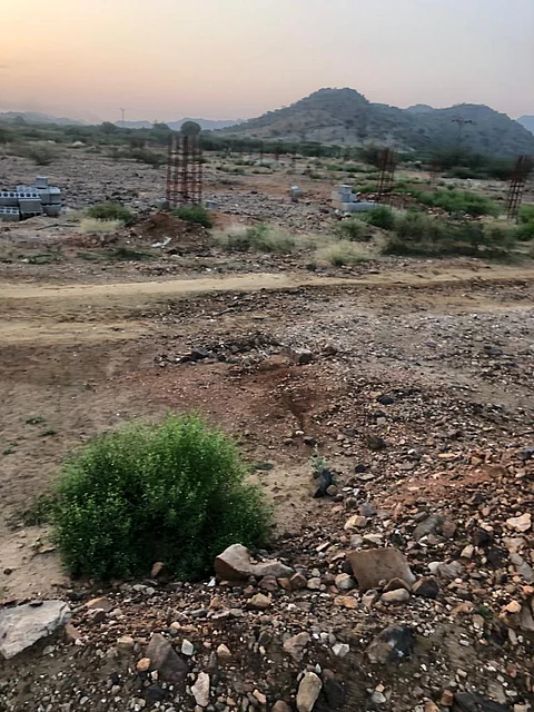 مقبرة "المغادية بالعارضة".. مطالبات الـ 12عاماً تنتهي بـ"أسياخ أكلها الصدأ"