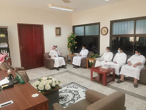 خلال زياراته الميدانية.. مدير تعليم "رجال ألمع" يلتقي عددًا من الطلاب