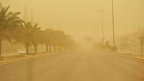 طقس السبت .. استمرار تأثير الرياح النشطة المثيرة للأتربة والغبار على الرياض ونجران