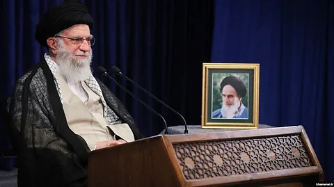 "تويتر" يُقرّر حذف حساب "خامنئي"