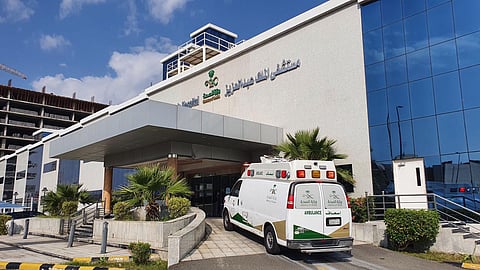 عملية الـ"5 ساعات" تنقذ مقيمًا من بتر يده.. والسبب ماكينة