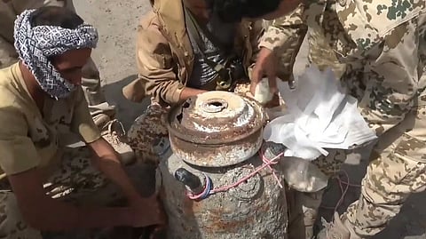 القوات المشتركة تتلف لغمًا بحريًا إيرانيًا زرعه الحوثيون بمياه البحر الأحمر