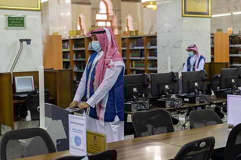 لضمان سلامة الزوار.. شاهد "تطهير وعناية مركزة" بمكتبة الحرم