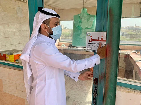 "بلدية بارق" تغلق مطعمًا ومركزين للتسوق لمخالفة الاشتراطات الصحية