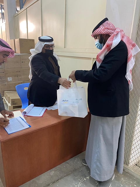 "تعليم تبوك" يسلم 1635 جهازًا لوحيًا لطلاب برنامج "تكافل"