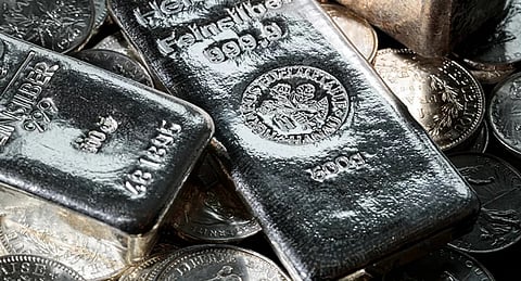 الفضة تلامس 70 دولارًا للأوقية وتسجل قفزة سنوية بـ141%