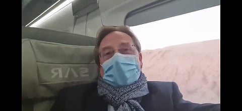 ذهابًا وإيابًا بين الرياض والقصيم.. التمر والكليجا و"سار" تبهر السفير الفرنسي