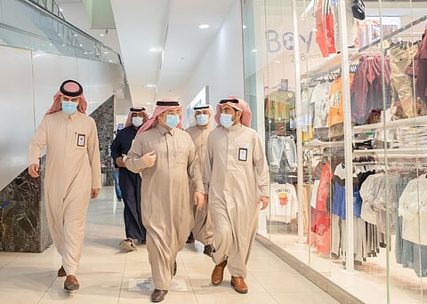 "أمين الجوف" يقف ميدانياً على تطبيق الإجراءات الاحترازية بالأسواق والمطاعم