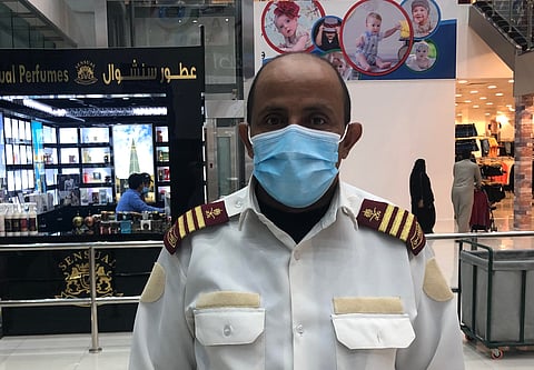 بالفيديو.. حارس أمن: لا خير فينا إذا لم نُطع أوامر قيادتنا للحد من انتشار كورونا