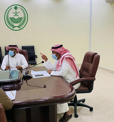 "محافظ العرضيات" يبحث مع رؤساء المراكز تطبيق الإجراءات الاحترازية