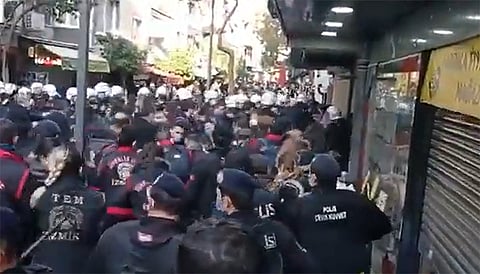 شاهد: فاصل من الضرب المبرح.. الشرطة التركية تمارس الوحشية ضد الطلاب